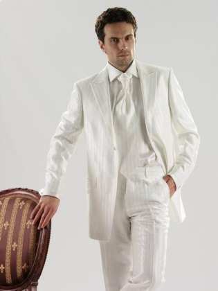 белый костюм жениха